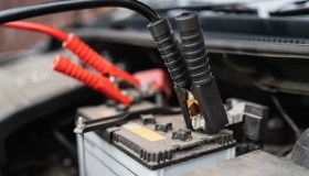 Come ricaricare la batteria dell’auto con i cavi, metodo veloce e sicuro