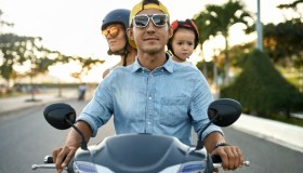 Bambini in moto: età minima, equipaggiamento e regole