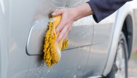 Come lavare l’auto a mano senza lasciare graffi né aloni