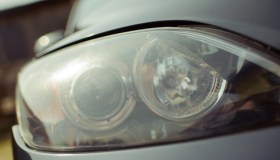 Come pulire i fari dell’auto opacizzati con il “dentifricio”
