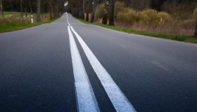 Doppia striscia continua, quali sanzioni in caso di sorpasso