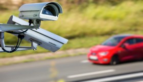Telelaser: ora può multare anche chi guida senza cintura o usa il cellulare