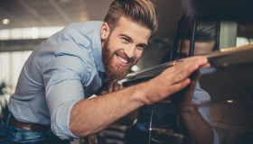 Come pulire i fascioni e i paraurti di plastica della tua auto