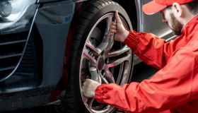 Montaggio pneumatici diversi sull’auto: cosa dice l’esperto