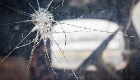 Vetro auto scheggiato: sanzioni salate per i trasgressori
