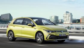 Volkswagen Golf 8 R-Line, assetto sportivo e sterzo progressivo