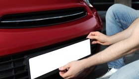 Targa dell’auto persa, cosa fare: procedura, documenti e costi per rifarla