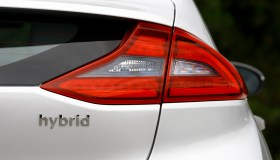 Comprare un’auto ibrida: vantaggi e svantaggi