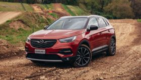 Sulla pista da cross con la Opel Grandland X Hybrid4