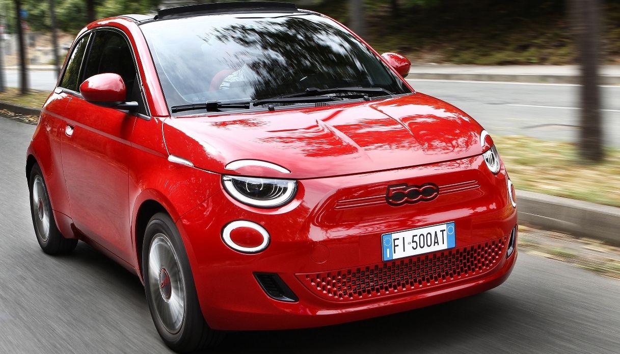 Fiat 500 è l'auto elettrica preferita dagli italiani