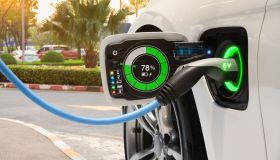 Il camion che ricarica le auto elettriche rimaste senza energia