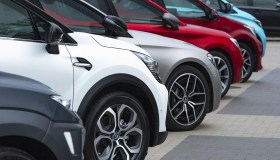 Addio auto a motore termico, il piano dell’Italia