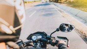 È legale guidare la moto di qualcun altro? Rischi e accorgimenti