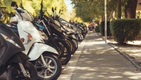 Parcheggiare moto e scooter: come evitare le multe