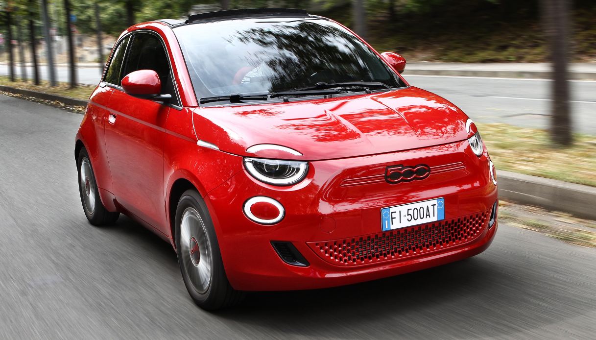 Fiat 500 Elettrica vince due premi ai Best Cars 2023