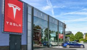 Tesla taglia i prezzi e rientra negli incentivi