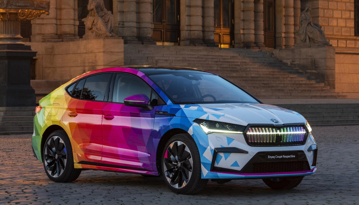 Skoda presenta la versione di Enyaq Coupé che celebra il Pride