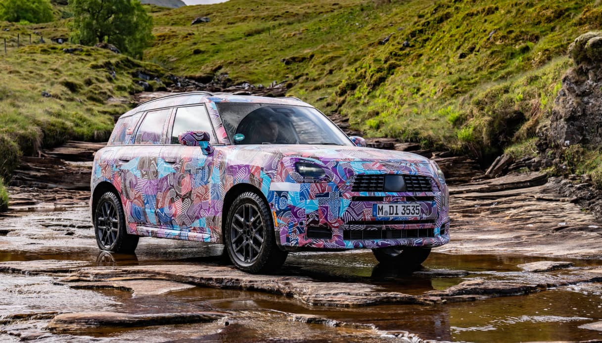 Viaggia ancora camuffata la nuova MINI Countryman