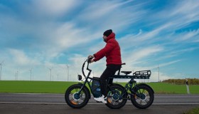 Questa e-bike ha tre ruote in fila e una super batteria