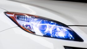 I fari delle nuove auto sono un problema: cosa succede