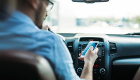 Codice della Strada: patente sospesa per telefono alla guida