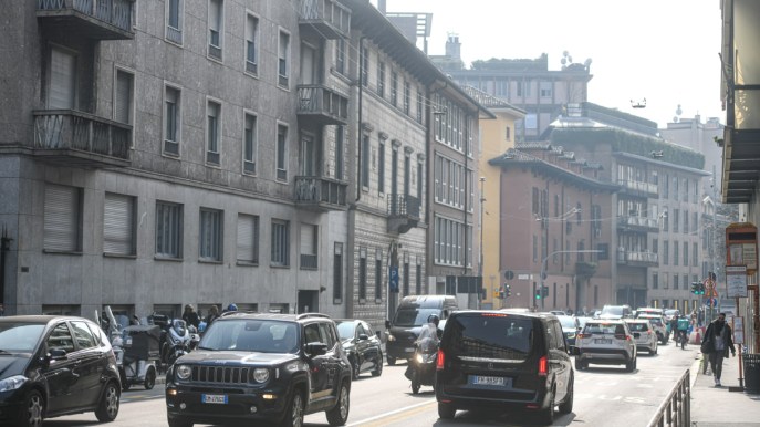 Centinaia di buche in strada a Milano: è emergenza