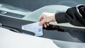 Truffa dell’adesivo al parcheggio, scatta l’allarme: di cosa si tratta