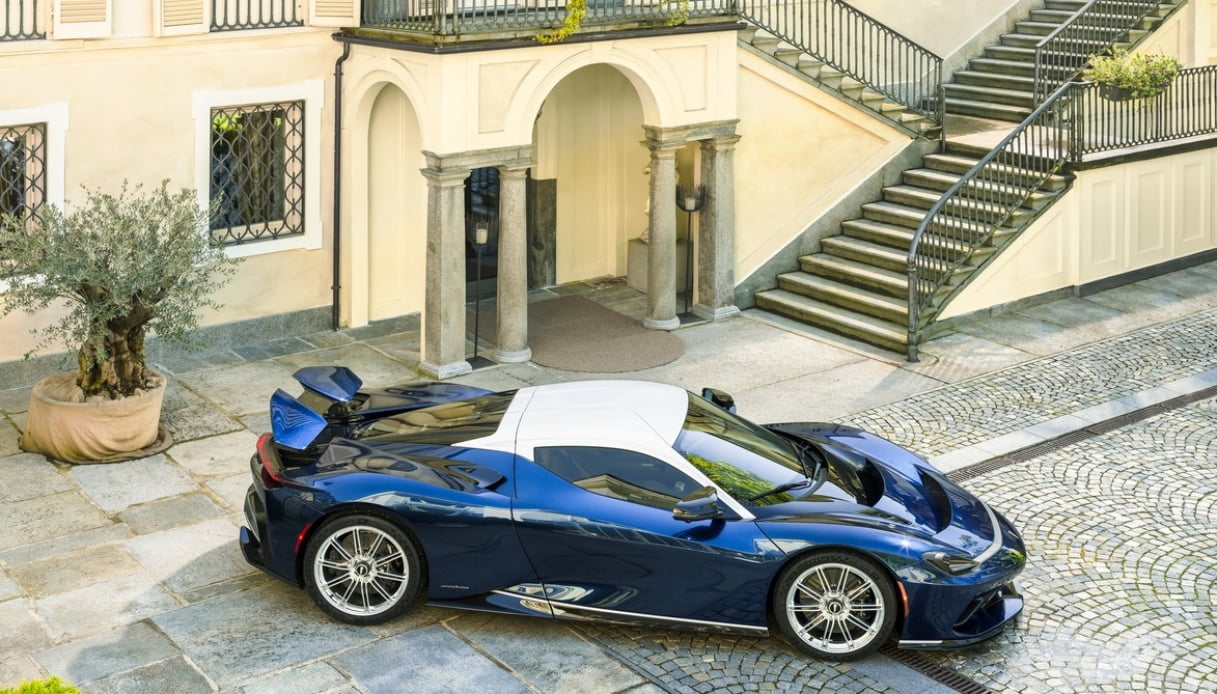 La Pininfarina Battista Cinquantacinque richiama anche nel colore la Lancia Florida