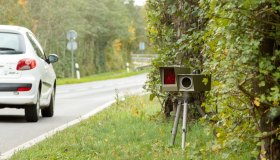 Targa invisibile, il trucco per sfuggire agli autovelox: cosa dice la legge