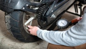 La pressione ideale dei pneumatici della moto, per viaggiare in sicurezza