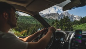 Vacanze estive, viaggi in auto: le app da avere sullo smartphone