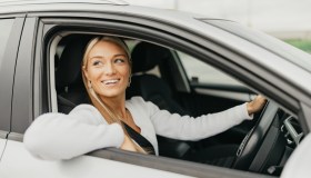 Guidare con il gomito fuori dal finestrino, si può? Quando rischi la multa