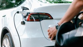 I motori elettrici mandano in crisi un colosso dell’automotive