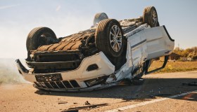 Miracolo in Texas, due bimbi gattonano in Autostrada dopo il ribaltamento dell’auto