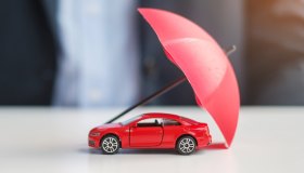 L’ombrello parasole, così l’auto si protegge dal caldo infernale