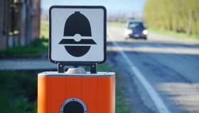 Automobilista italiano distrugge a martellate un autovelox in Svizzera