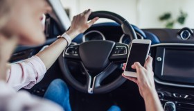 Nuovo Codice della Strada, multa da 250 euro: guidava con cellulare in mano