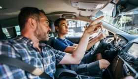 Distrazioni al volante e conducenti ubriachi: dati allarmanti dei giovani italiani