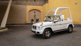 Papa Francesco riceve da Mercedes la prima “Papamobile” elettrica
