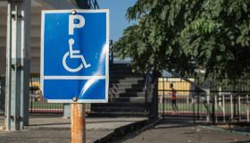 Permessi disabili falsi, truffa sui parcheggi gratis a Roma