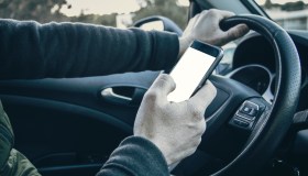 Telefono in auto, dove si può tenere rispettando il nuovo Codice della Strada